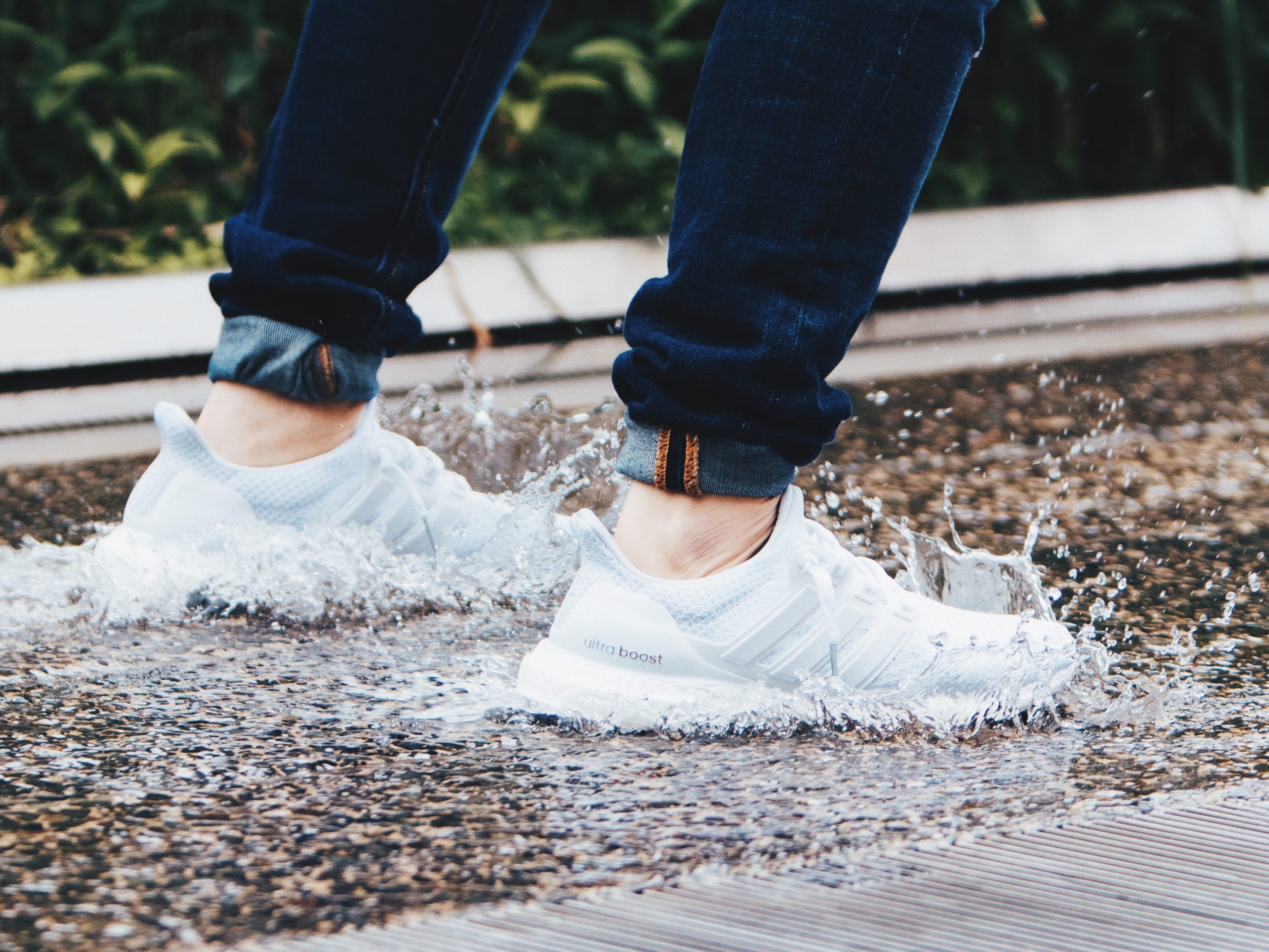 witte sneakers beschermen tegen water